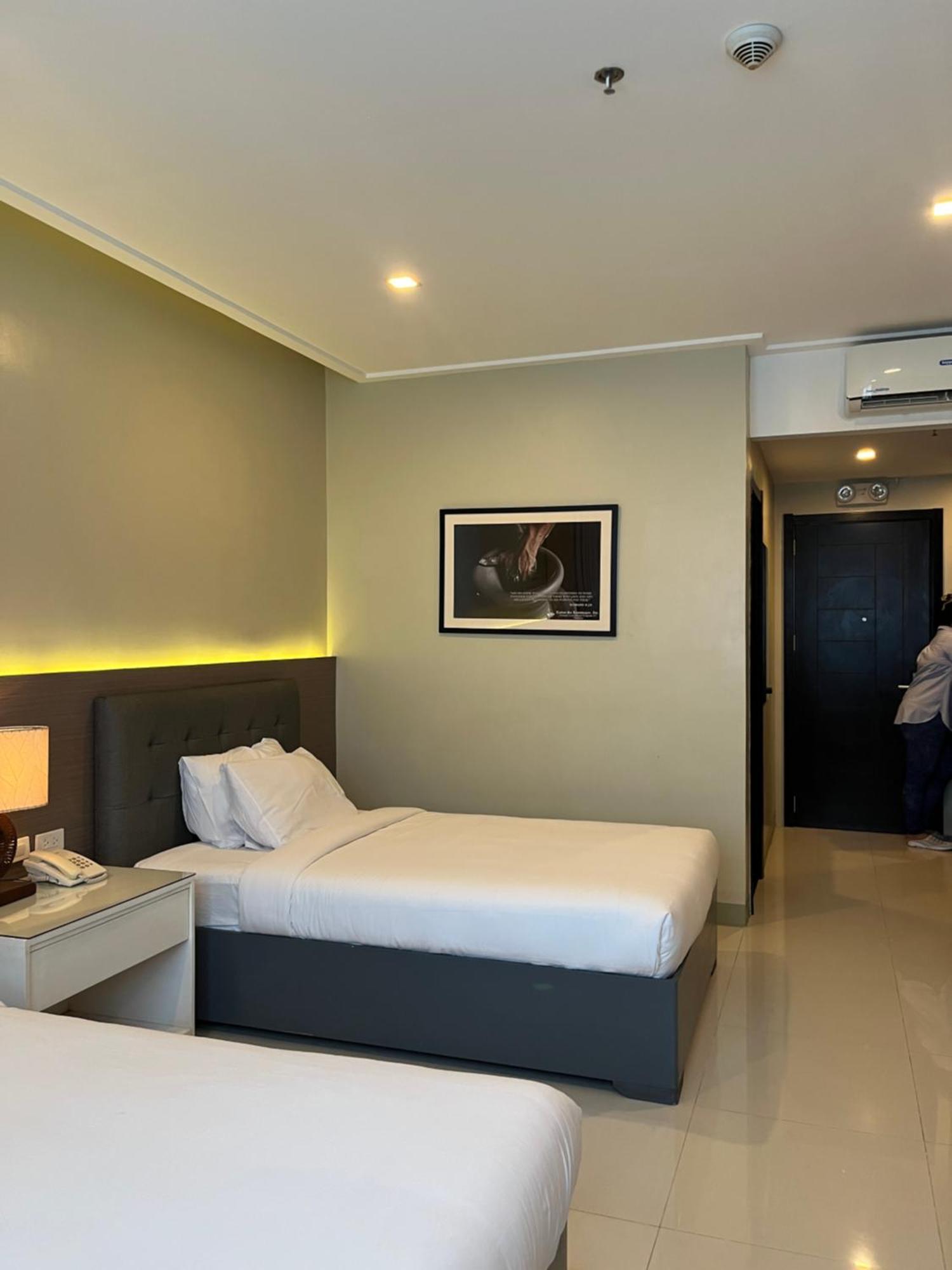 Iloilo Gateway Hotel And Suites Pavia Екстер'єр фото