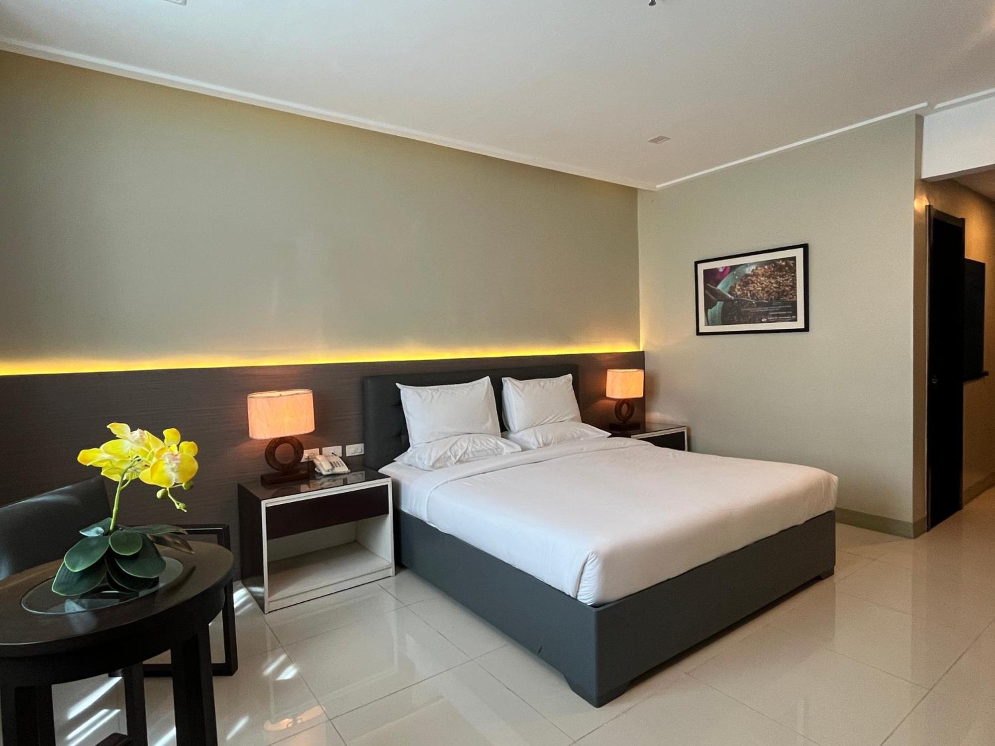 Iloilo Gateway Hotel And Suites Pavia Екстер'єр фото